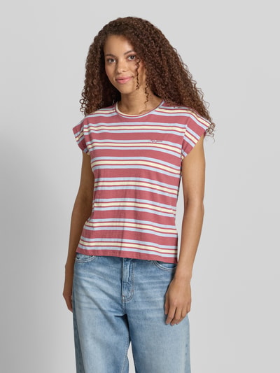 Frauenmodel trägt Regular Fit T-Shirt aus reiner Baumwolle Modell 'CHARLOT' von Pepe Jeans, gestreift, Optik: Unifarben, Nahaufnahme Oberkörper.
