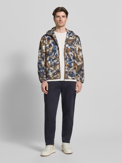 Mannenmodel draagt Blouson met Kapuze und Zweiwege-Reißverschluss van ARMANI EXCHANGE, regular fit, allover-look, kleurenmix, Ganzkörperansicht von vorne.