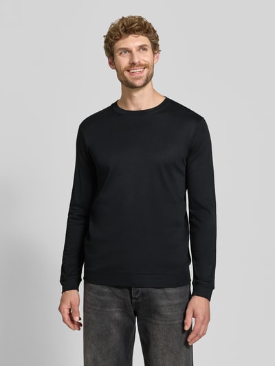 Mannenmodel draagt Regular Fit Longsleeve uit puur katoen model 'Pima' van RAGMAN in zwart, ronde hals, frontale volledige lichaamsopname.