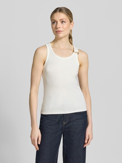 Frauenmodel trägt Regular Fit Tank Top aus Viskose-Mix Modell 'KIKI' von Vero Moda, unifarben, breite Träger, Rippstruktur, Ganzkörperansicht von vorne.