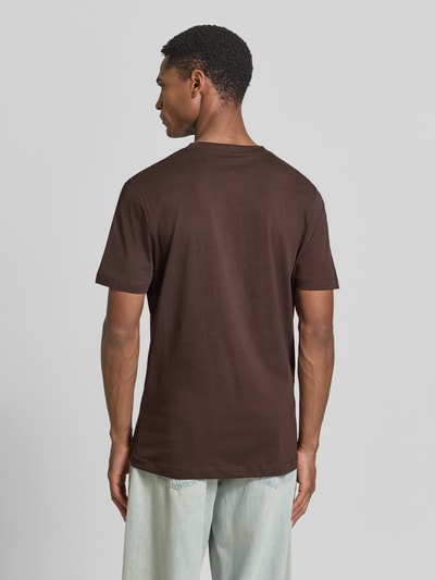 Männermodel trägt Regular Fit T-Shirt aus reiner Baumwolle von s.Oliver RED LABEL, Optik: Unifarben, Ganzkörperansicht Rückansicht.