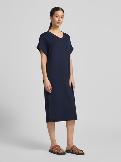 Vrouwenmodel draagt T-Shirt-Kleid mit V-Ausschnitt van Soyaconcept, materiaalmix met modal, recht model, midi-jurk, v-hals, Ganzkörperansicht van voren.
