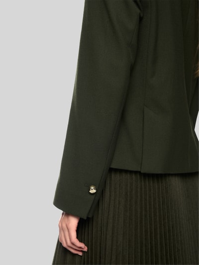 Frauenmodel trägt Slim Fit Blazer mit Reverskragen und Pattentaschen von Marc Cain, Material-Mix, Detailaufnahme, KI-modifiziertes Bild.