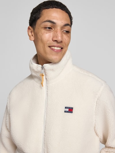 Männermodel trägt Regular Fit Webpelzjacke in Teddy-Optik von Tommy Jeans in Creme mit Logo, weiche Textur, Nahaufnahme Oberkörper, Herren Teddy- / Webpelzjacke von Tommy Jeans.