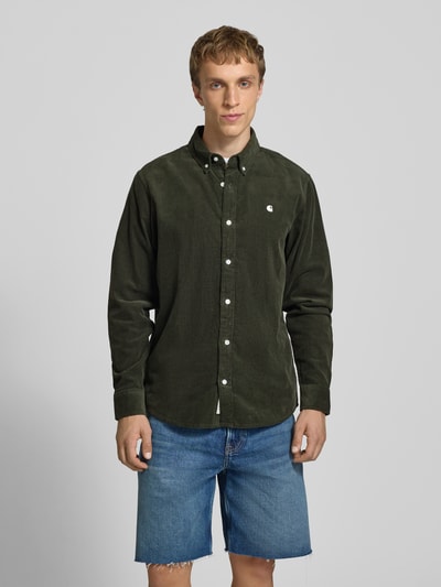 Männermodel trägt Regular Fit Freizeithemd aus Cord mit Button-Down-Kragen von Carhartt Work In Progress, Reine Baumwolle, Label-Stitching, Ganzkörperansicht von vorne.