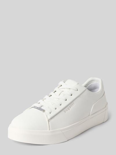 Produktfoto, Sneaker mit Logo-Detail Modell 'Gunter' von bugatti für Herren, abgerundet, Schnürverschluss, weiße Farbe, glatte Textur, Absatzhöhe bei Größe 44: 4 cm, Schafthöhe: 6 cm, Schaftweite: 6 cm.