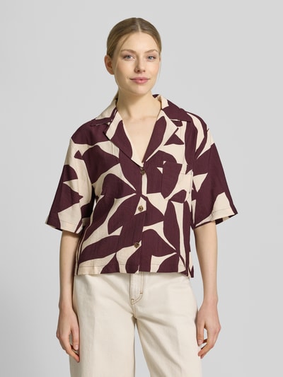 Frauenmodel trägt Relaxed Fit Bluse im Allover-Look Modell 'PLUMAS' von Mango aus Viskose-Mix, beige-bordeaux, Ganzkörperansicht von vorne. Rückenlänge 57 cm, Ärmellänge 29 cm, Damen Bluse.