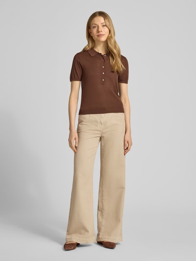 Frauenmodel trägt Wide Leg Jeans mit Eingrifftaschen von Luisa Cerano aus Baumwoll-Lyocell-Mix in Beige, Ganzkörperansicht von vorne.