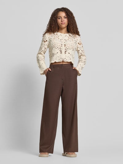 Frauenmodel trägt Cardigan aus Häkelspitze mit Rundhalsausschnitt von Jake*s Collection, Reine Baumwolle, Gerader-Schnitt, Knopfleiste, cremefarben, Lochmuster, Ganzkörperansicht von vorne.