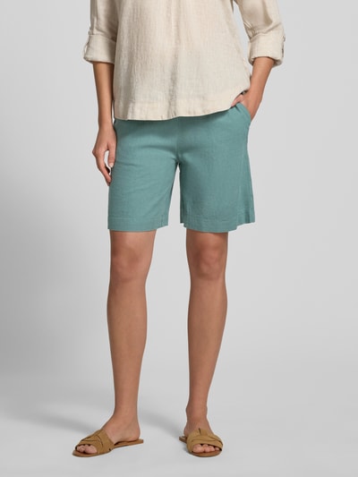 Frauenmodel trägt Damen Leinenshorts mit elastischem Bund Modell 'Lava' von FREE/QUENT, Leinen-Mix, Loose-Fit, Kordelzug, Eingrifftaschen, Nahaufnahme Oberkörper.