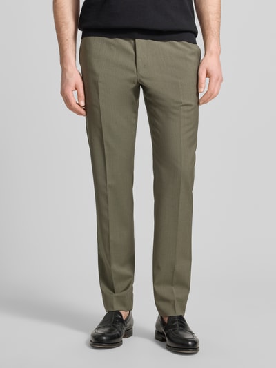 Männermodel trägt Straight Fit Stoffhose aus reiner Wolle Modell 'Tentua' von Tiger Of Sweden in Oliv, mit Gesäßtaschen, Haken- und Reißverschluss, Ganzkörperansicht von vorne. Bundweite 45 cm, Innenbeinlänge 80 cm bei Größe 50.