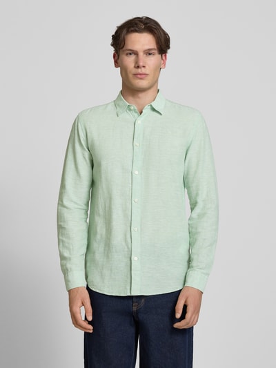 Mannelijk model draagt Slim Fit Freizeithemd aus Baumwoll-Leinen-Mix Modell 'CAIDENLS SOLID' van Only & Sons, effen lichtgroen, kentkraag, lange mouwen met manchet, afgeronde zoom, rugpas, vlamgaren textuur, vooraanzicht volledige lichaamsopname.