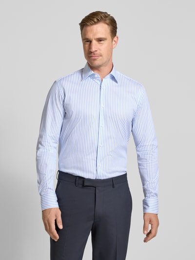 Männermodel trägt Regular Fit Businesshemd aus Baumwoll-Mix Modell 'H-Joe-kent' von BOSS, hellblau-weiß gestreift, Herren Businesshemd, Ganzkörperansicht von vorne.