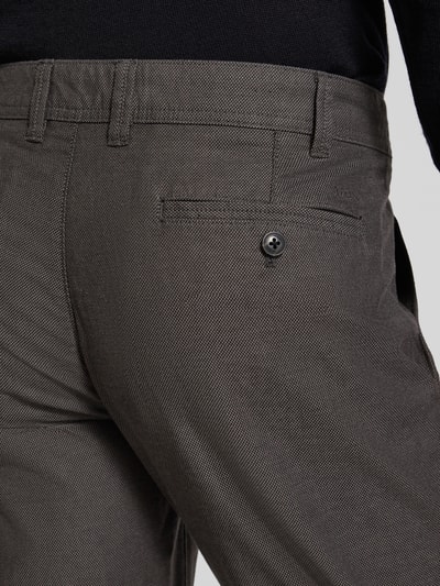 Männermodel trägt Stoffhose mit französischen Eingrifftaschen von MCNEAL aus Baumwoll-Elasthan-Mix, Detailaufnahme Gesäßtasche.