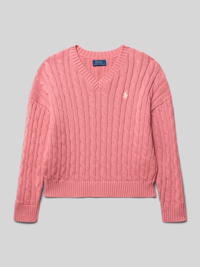 Produktfoto, Regular Fit Strickpullover aus reiner Baumwolle von Polo Ralph Lauren Teens in Rosa mit Optik: Unifarben, Zopfmuster, Logo-Stitching, V-Ausschnitt, Langarm, Ärmelabschluss und Rumpfabschluss gerippt, Materialverarbeitung: Strick.