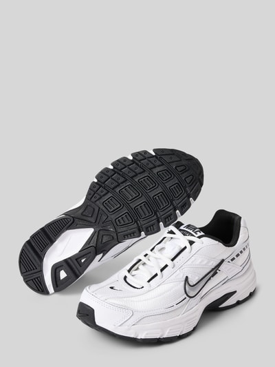 Produktfoto, Sneaker mit Logo Modell 'Initiator' von Nike, Weiß mit schwarzen Details, abgerundete Spitze, Gummisohle, Textur aus Mesh und Kunstleder, Schnürung, Details zu Absätzen und Schafthöhe bei Größe 40 sichtbar