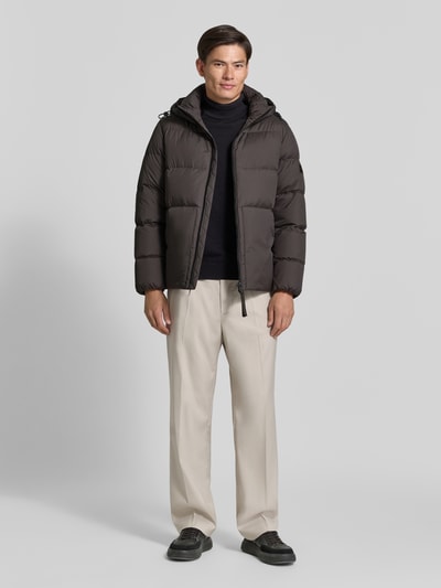 Männermodel trägt Regular Fit Daunenjacke mit Kapuzenkragen von Marc O'Polo in Unifarben mit Zweiwege-Reißverschluss, Ganzkörperansicht von vorne.