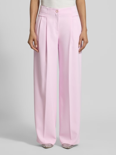 Frauenmodel trägt Wide Fit Stoffhose mit Bügelfalten von Marc Cain, rosa, Material-Mix mit Stretch-Anteil, High-Waist, Ganzkörperansicht von vorne.