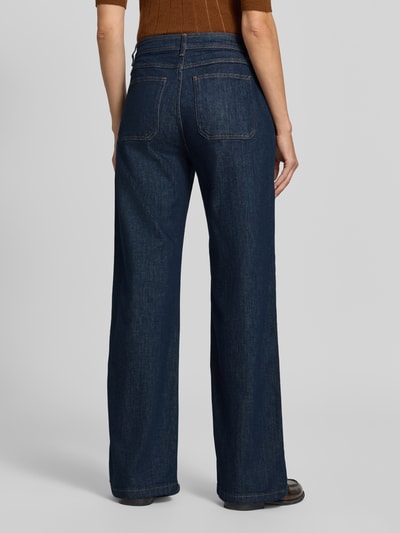 Frauenmodel trägt dunkelblaue Wide & Loose Fit Jeans aus Baumwoll-Mix Modell 'Winona' von Jake*s Casual, Ganzkörperansicht Rückansicht.