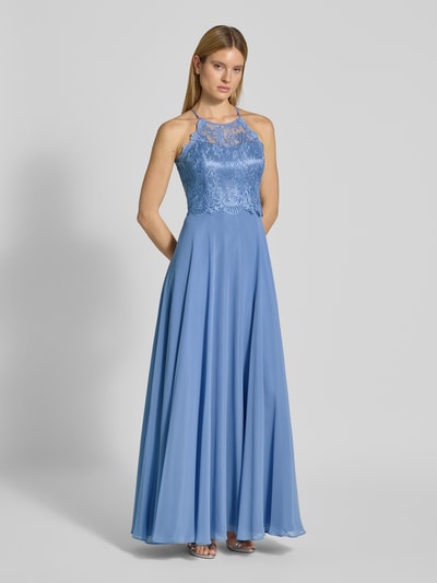 Vrouwenmodel draagt Avondkleid met Spitze en Cut Out van V.M., blauwe chiffon, A-lijn, maxilengte, ruglengte 143 cm, borstwijdte 35 cm, Ganzkörperansicht von vorne.