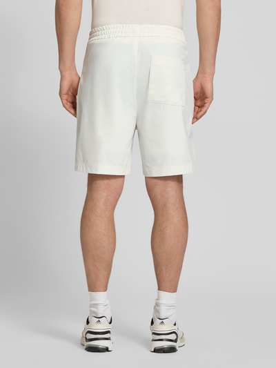 Männermodel trägt Relaxed Fit Sport-Shorts mit seitlichen Reißverschlusstaschen Modell 'Fisher' von BOSS Orange, Optik: Unifarben, Passform: Relaxed-Fit, Verschluss: Tunnelzug, Bundabschluss: Elastisch, Taschen: Seitliche Reißverschlusstaschen, Ganzkörperansicht Rückansicht.