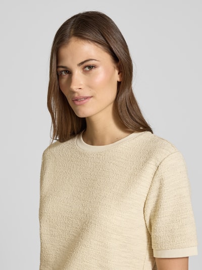 Vrouwenmodel draagt T-shirt in Frotte-Optik mit Rundhalsausschnitt van Jake*s Collection met materiaalmix, boxy fit, ruglengte 48 cm, nahaufnahme bovenlichaam.
