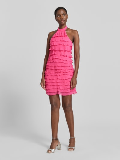 Frauenmodel trägt Neckholder-Cocktailkleid im Stufen-Look von Lipsy in Pink, Gerader-Schnitt, Minikleid, Ganzkörperansicht von vorne, Rückenlänge 66 cm, Brustweite 37 cm bei Größe 36.