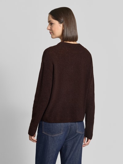 Männermodel trägt Relaxed Fit Strickpullover aus Woll-Mix mit Alpaka-Anteil von FREE/QUENT, kolor brązowy, prążkowane wykończenia, okrągły dekolt, długość tyłu 58 cm, długość rękawów 56 cm, widok całej sylwetki z tyłu.