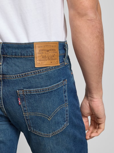 Männermodel trägt Jeans mit 5-Pocket-Design von Levi's®, Baumwoll-Elasthan-Mix, Slim Fit, Nahaufnahme Rückansicht.