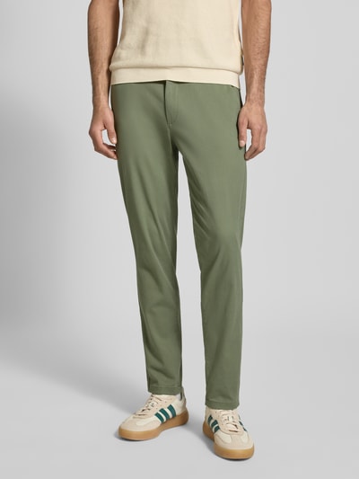 Mannenmodel draagt Slim Fit Stoffhose met afneembare riem model 'Marco' van Jack & Jones, elastische katoenmix, zakken, voorkant volledige lichaamsperspectief.