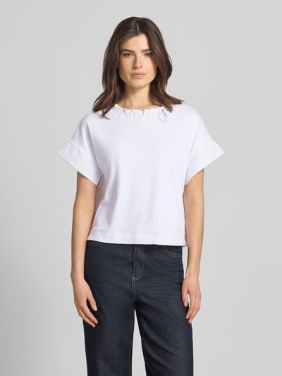 Vrouwenmodel draagt T-shirt met Eingrifftasche am Saum van Marc Cain, wit, mix van katoen en elastaan, los model, ronde hals met tunnelkoord, band met tunnelkoord, ruglengte bij maat 36 is 51 cm, voorkant van het hele lichaam.