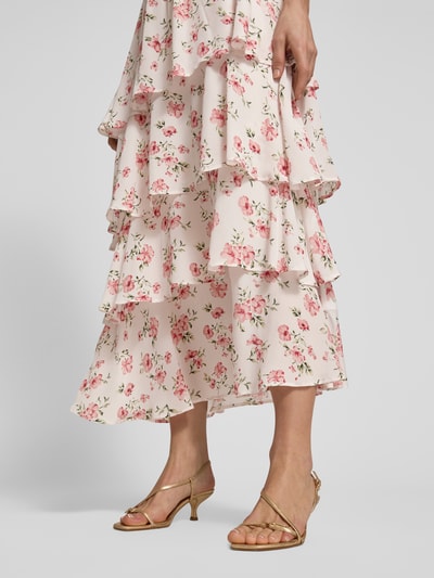 Frauenmodel trägt Cocktailkleid aus Viskose im Stufen-Look von GUIDO MARIA KRETSCHMER WOMAN mit floralem Muster, Detailaufnahme.