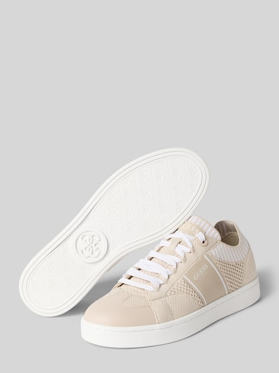 Produktfoto, Sneaker mit Schnürung Modell 'JRIXIE' von Guess in Beige und Weiß, abgerundete Spitze, Label-Details, flache Sohle, Damen, Absatzhöhe 3 cm, Schafthöhe 5 cm, Schaftweite 6 cm, Strukturmix mit Mesh und Glattlederoptik