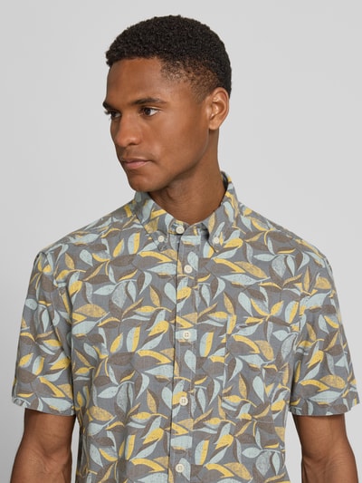 Männermodel trägt Regular Fit Freizeithemd mit Button-Down-Kragen von camel active, Allover-Look, Reine Baumwolle, Nahaufnahme Oberkörper. Rückenlänge bei Größe M: 77 cm, Schulterbreite: 38 cm, Ärmellänge: 24 cm, Brusttasche mit Label-Stitching.