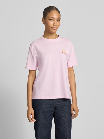 Frauenmodel trägt T-Shirt mit Stitching Modell 'NORA' von Vila in zartem Rosa, Regular Fit, aus Baumwoll-Elasthan-Mix, Nahaufnahme Oberkörper.