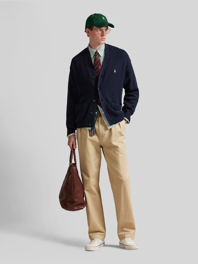 Męski model nosi Regular Fit Strickjacke aus reiner Baumwolle od Polo Ralph Lauren, granatowa, krój regular fit, dzianina, przód, zdjęcie całej sylwetki.