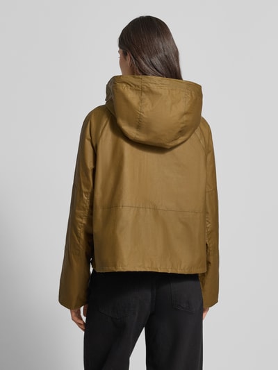 Männermodel trägt Regular Fit Funktionsjacke aus reiner Baumwolle Modell 'LIZA' von Barbour, oliwkowy kolor, kaptur, metaliczne akcenty, widok całej sylwetki z tyłu