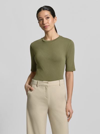Frauenmodel trägt Slim Fit T-Shirt im Halbarm-Design von Christian Berg Woman, olivgrün, Baumwoll-Mix, Rundhalsausschnitt, Ganzkörperansicht von vorne. Rückenlänge bei Größe S: 54 cm.