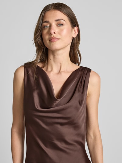 Modelka kobieca nosi Maxikleid mit Wasserfall-Ausschnitt od Swing, satynowy materiał, prosty krój, asymetryczny look, szerokość w rozmiarze 36: 45 cm, długość pleców 145 cm, długość rękawa 5 cm, zbliżenie na górną część ciała