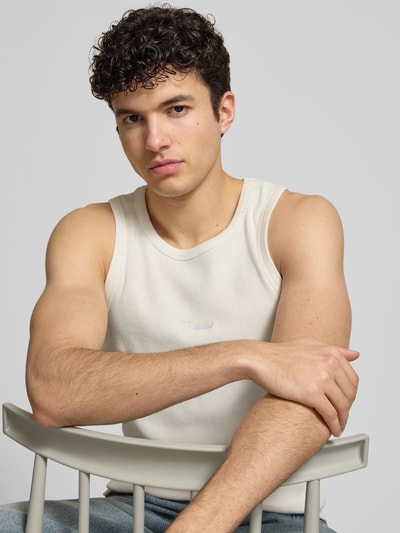 Männermodel trägt cremefarbenes Tanktop mit Logo-Stitching Modell 'The Embroidery' von PROHIBITED aus Baumwoll-Mix mit Stretch-Anteil, Feinripp, Rundhalsausschnitt, Körpernaher-Schnitt, Nahaufnahme Oberkörper.