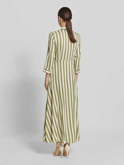 Frauenmodel trägt Hemdblusenkleid aus Viskose mit Knopfleiste Modell 'SAVANNA' von YAS, A-Linie, Maxikleid, Allover-Look, Ganzkörperansicht Rückansicht.