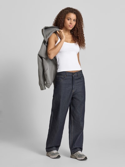 Frauenmodel trägt Slim Fit Tank Top aus Bio-Baumwoll-Mix Modell 'MAY' von Pieces, Optik: Unifarben, Feinripp-Struktur, Ganzkörperansicht von vorne.