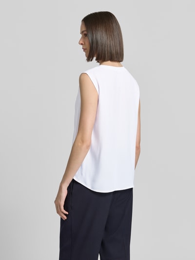 Frauenmodel trägt Regular Fit Bluse mit Zierschleife von Marc Cain, ärmelloses-Design, weiß, Rückenlänge bei Größe 36: 62 cm, Ganzkörperansicht Rückansicht.