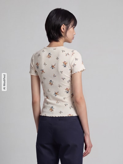 Frauenmodel trägt Regular Fit T-Shirt mit floralem Allover-Print von Jake*s Casual in Beige mit bunten Blüten, Rückenansicht Ganzkörperansicht.