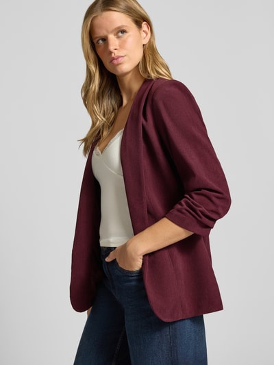 Frauenmodel trägt Taillierter Kurzblazer mit 3/4-Arm Modell 'BOSELLA' von PIECES in Dunkelrot, glatte Textur, Ganzkörperansicht von vorne