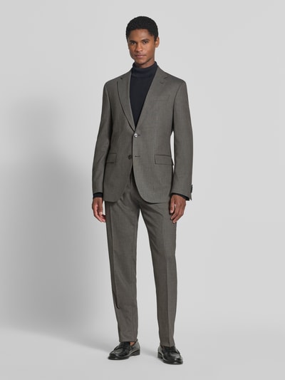 Männermodel trägt Regular Fit Sakko mit Schurwoll-Anteil Modell 'Jasper' von BOSS in Grau, glatte Struktur, Ganzkörperansicht von vorne.