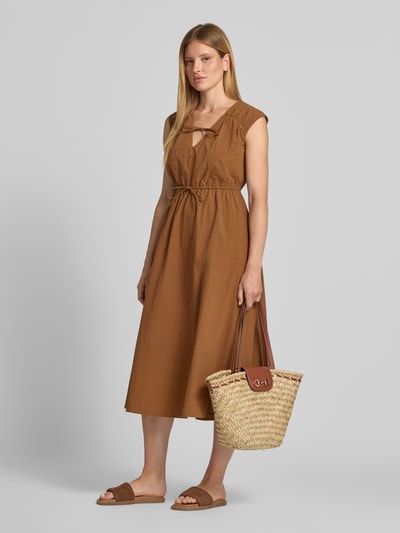 Modelka nosi sukienka midi z dekoltem w serek i wiązaniem od Jake*s Casual, bawełna, krój o linii a, Długość tyłu w rozmiarze 36: 122 cm, Szerokość w rozmiarze 36: 40 cm, Ganzkörperansicht von vorne.