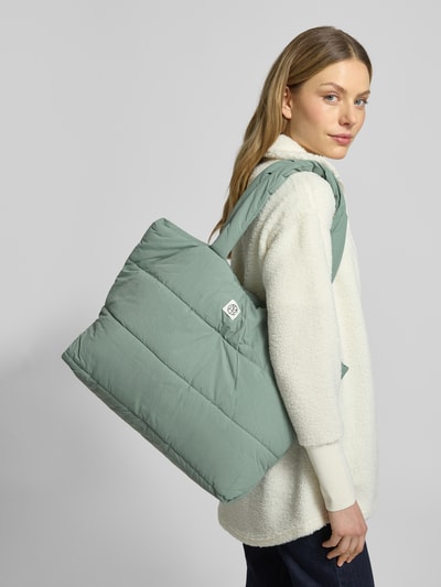 Kobiece modelka nosi Shopper mit Label-Detail Modell 'SASJA' od MSCH Copenhagen, jasny zielony, pikowany, trzymany za szerokie uchwyty, główna komora z zapięciem na zatrzask, Szerokość w rozmiarze 1: 47 cm, długość: 35 cm, głębokość: 20 cm, długość paska na ramię: 62 cm, widok całej sylwetki z tyłu