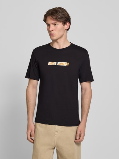 Mannenmodel draagt Regular Fit T-shirt met logoprint model 'Munk' van JACK & JONES, puur katoen, ruglengte maat M 74 cm, vooraanzicht busteshot
