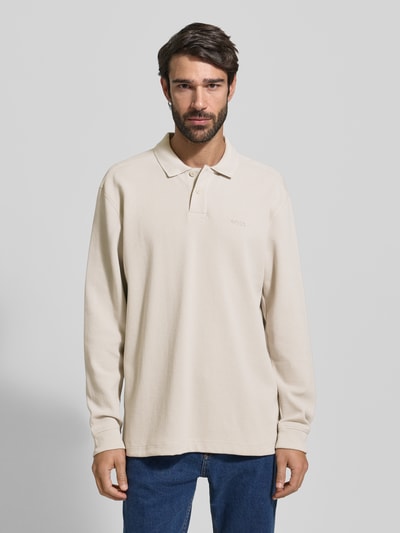 Męski model nosi Regular Fit Koszulka polo z mieszanki bawełny Model 'PETEMPESTOLONG' od BOSS Orange, efekt: jednolity kolor, wyhaftowane logo, kołnierzyk koszulowy, zapięcie na 2 guziki, długi rękaw, wykończenie: pika, mieszanka bawełny, całkowity widok z przodu.